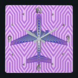 Art Deco-vliegtuig, Violet Paars en Silver Grey Vierkante Klok<br><div class="desc">Klok in een Kunstdeco geïnspireerd concept van een futuristisch vliegtuig,  in een gestreepte,  zijdeachtige gradiënt van lila tot diep violet paars,  met banden van zilver grijs/grijs,  op een pastel lila en orchidee,  Deco achtergrond</div>