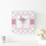 Art Deco Wave Patten Pink Flamingo Vierkante Klok<br><div class="desc">Dit ontwerp kenmerkt een flamingo in de stijl van het Deco van de Kunst. Het prachtige tropische vogelontwerp met een roze en wit golfpatroon maakt een moderne en unieke muurklok.</div>