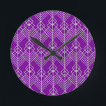 Art Deco Zig Zag Ronde Klok<br><div class="desc">Deze klok heeft een kunstdecoontwerp van diamantvormen en lijnen in zilver op een paars veld.</div>