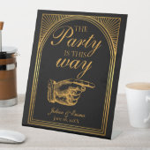 Art Deco Zwart en Goud De Party is Deze Kant Reclamebord Met Voetstuk (Insitu)