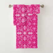 Art Nouveau Chinese Tile, Fuchsia Pink Bad Handdoek (Insitu)