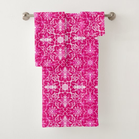 Art Nouveau Chinese Tile, Fuchsia Pink Bad Handdoek (Insitu)