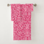 Art Nouveau Floral Damask, Deep Fuchsia Pink Bad Handdoek (Insitu)