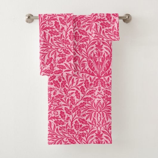 Art Nouveau Floral Damask, Deep Fuchsia Pink Bad Handdoek (Insitu)