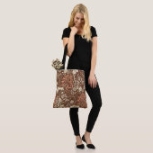Art Nouveau Seaweed Floral, Brown en Beige Tote Bag (Op model)