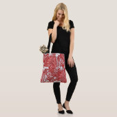 Art Nouveau Seaweed Floral, Deep Red en White Tote Bag (Op model)