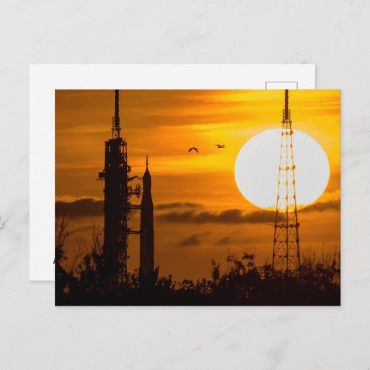 Artemis Moon Rocket in Dawn Briefkaart (Voorkant / Achterkant)