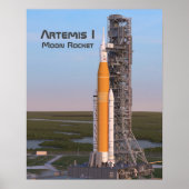 Artemis One Moon Rocket op pad Poster (Voorkant)