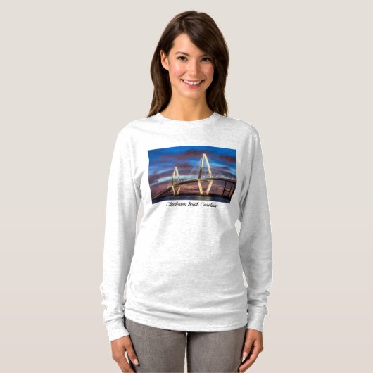 Arthur Ravenel Bridge bij nacht lange hoes T-shirt (Voorkant volledig)