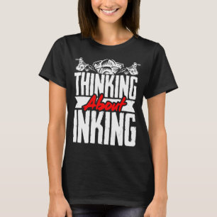 Artiest van de tattoo denkt na over Inking T-shirt