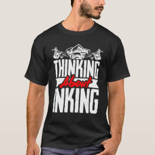 Artiest van de tattoo denkt na over Inking T-shirt