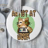 Artist at work cute cat design ronde button 6,0 cm (In situ)