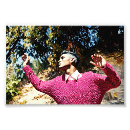 Artistiek portret van Man in levendige roze trui Foto Afdruk