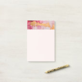 Artistieke borstel streken goud en roze post-it® notes (Op bureau)