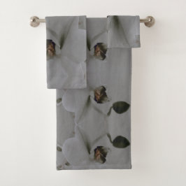 Artistieke ventilator in grijze tonnen bad handdoek