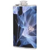 Artistieke weergave van een bloem door middel van  heupfles (Links)