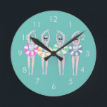 Artistieke zwemzwemzwemmers  Ronde Klok<br><div class="desc">Met een coole moderne illustratie van gesynchroniseerde vrouwelijke artistieke zwemmers met zwembadringen in retrokleuren. Zwemmers uit St. Tropez. Kunstmatige zwemmers bieden een geschenk in een pastelkleur. Een cadeautje voor een zwembad. gesynchroniseerde geschenken van het zwembad, gesynchroniseerd geschenk van de zwembad van het team. Artistieke zwemmers team geeft ideeën. Artistieke zwemmen...</div>