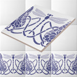 Arts and Crafts Blauwe & Witte Dragonflies Frieze Tegeltje<br><div class="desc">Dit digitaal verbeterde blauw-witte afbeelding is afgeleid van een antiek handbeschilderde stencillibel uit 1906 en een leliepad randontwerp van Williamina Parrish,  die lid was van The Potters. The Potters was een groep Amerikaanse vrouw-artiesten uit St. Louis,  Missouri. U kunt de achtergrondkleur aanpassen aan uw decor.</div>