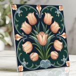 Arts and Crafts Tulip Boeket op Deep Green Tegeltje<br><div class="desc">Breng charme naar uw ruimte met deze op Arts and Crafts geïnspireerde tegel met een tulpenboeket in zachte perzikkleuren tegen een diepgroene achtergrond. Fijne schuifdetails en een symmetrisch ontwerp roepen tijdloze elegantie op, waardoor het perfect is voor backsplashes, accentmuren of het toevoegen van een vleugje klassieke schoonheid aan uw interieur....</div>