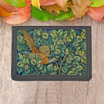 Arts & Crafts Charm -  fazant Drievoud Portemonnee<br><div class="desc">Stap in elegantie met deze Pheasant Trifold Wallet, met klassieke kunstwerken van William Morris en John Dearle. Geïnspireerd door de natuur, belichamen de ingewikkelde patronen en levendige tinten de tijdloze Arts and Crafts-beweging. Deze portemonnee biedt meer dan alleen organisatie; het is een stuk artistiek erfgoed, waarbij duurzaamheid wordt gecombineerd met...</div>