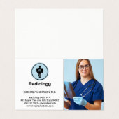 Arts die röntgenfoto onderzoekt visitekaartje (Buitenkant ongevouwen)