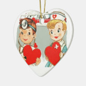 arts en verpleegkundige met ziekenwagen keramisch ornament (Links)