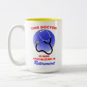 Arts met pensioen Funny Retirement Gezegde Tweekleurige Koffiemok (Links)