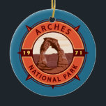 Arts National Park Retro Compass Emblem Keramisch Ornament<br><div class="desc">Het vectorkunstwerk van vonken ontwerp. Het park ligt ten noorden van Moab in de staat Utah. Borduurt door de Colorado in het zuidoosten,  het is bekend als de locatie van meer dan 2.000 natuurlijne zandstenen archen.</div>