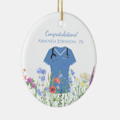 Artsen Assistent PA Blue Scrubs Keramisch Ornament (Rechts)