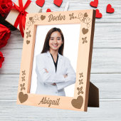 Artsen geven hartliefde gegraveerde lijstjes