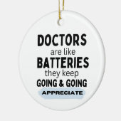 Artsen lijken op batterijen keramisch ornament (Links)