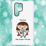 Artsen zijn superhelden vrouw grappig samsung galaxy hoesje<br><div class="desc">Ken jij een hardwerkende vrouw dokter? Laat ze weten dat ze gewaardeerd worden met deze telefoonhoes! Deze telefoonhoes heeft een vrouwelijke arts met een stethoscoop,  scrubs,  labjas en een superheldencape! De tekst zegt: "Dokters zijn superhelden".</div>