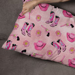 Artsy Cute Girly Pink Blauwgroen Cowgirl Waterverf Buitenkussen<br><div class="desc">Wees een landgezelschap met dit leuke en speelse design! Het is voorzien van een handgetekend en met de hand geschilderd neonroze, bruinroze, munt groen en zwart waterverf cowgirl illustratiepatroon. Deze elementen zijn cowboy petten cowgirl laarzen, revolver en sheriff's badge bovenop een roze waterverf achtergrond. Het is cool, uniek en trendy!...</div>