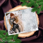 Artsy Frosty Winter Ice Crystals Silver Folie Feestdagen Briefkaart<br><div class="desc">Unieke, trendy en eenvoudige kerstfeestelijke kerstfeestelijke groetings met uw favoriete winterfoto op een achtergrond van wintersneeuwvlokken en ijskristallen. Met ruimte om met een foto aan te passen of te personaliseren uw keus op de voorzijde, en een klantgericht seizoensgroet gedicht op de achterkant van de kaart, met inbegrip van uw terugkeeradres,...</div>