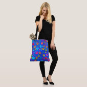 Artsy Paw Prints en Harten Tote Bag (Op model)