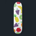 Artsy Summer Colorful Acryllic Fruit Patroon Persoonlijk Skateboard<br><div class="desc">Dit artsachtige en unieke patroon is perfect voor het zomerseizoen. Het schildert een helder en levendig kleurrijk, met acrylverf geschilderd fruitpatroon, met inbegrip van peren, appelen, bananen, sinaasappels, druiven en kiwi, boven op een eenvoudige witte achtergrond. Het is een moderne, coole, speelse voetafdruk. ***BELANGRIJKE NOTA VAN HET ONTWERP: Voor om...</div>
