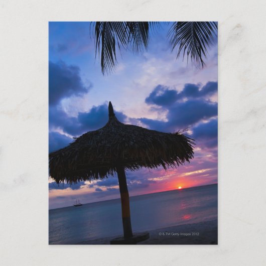 Aruba, silhouet van palapa op het strand op zonson briefkaart (Voorkant)