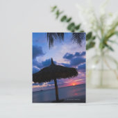 Aruba, silhouet van palapa op het strand op zonson briefkaart (Staand voorkant)