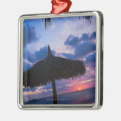 Aruba, silhouet van palapa op het strand op zonson metalen ornament (Links)