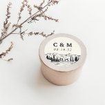 Ash Black | Monogram mountain Sketch Wedding Ronde Sticker<br><div class="desc">Robuuste stickers voor je buitenshuis,  bossen of avontuurlijke bruiloft zijn voorzien van een handgeschetste afbeelding van bergpieken,  pijnbomen en een stromende rivier,  met je initialen of monogram en trouwdatum in blokletters.</div>
