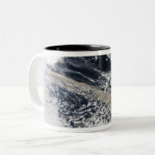 Ash plume uit de Eyjafjallajokull Volcano Tweekleurige Koffiemok (Voorkant links)