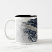 Ash plume uit de Eyjafjallajokull Volcano Tweekleurige Koffiemok (Links)