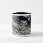 Ash plume uit de Eyjafjallajokull Volcano Tweekleurige Koffiemok (Center)