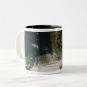 Ash plume uit Eyjafjallajokull Volcano 2 Tweekleurige Koffiemok (Voorkant links)