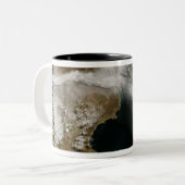Ash plume van de uitbarsting van Chaiten vulcano,  Tweekleurige Koffiemok (Voorkant links)