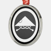 Ashigaru helm in circel metalen ornament (Links)