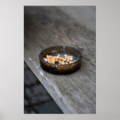 Ashtray gevuld met sigarettenpeuken en -as poster (Voorkant)
