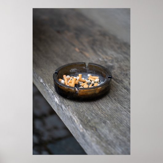 Ashtray gevuld met sigarettenpeuken en -as poster (Voorkant)