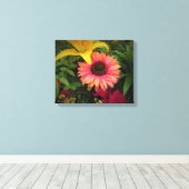 Asiatische galgen en conefloer in het zwarte vigne canvas afdruk (Insitu (Houten vloer))