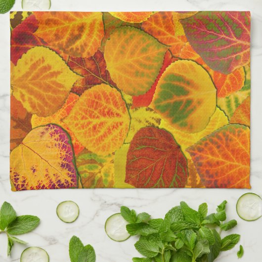 Aspen Leaves Collage Solid Medley 1 Theedoek (Gevouwen)
